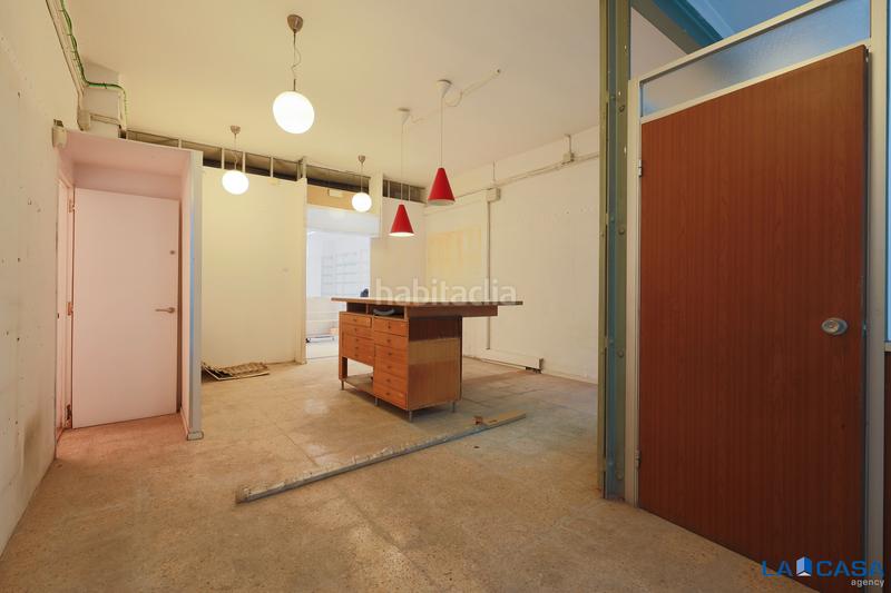 Foto eb134155-c13d-4e3b-ae17-c479420c54bb. Local comercial a La Bordeta Barcelona