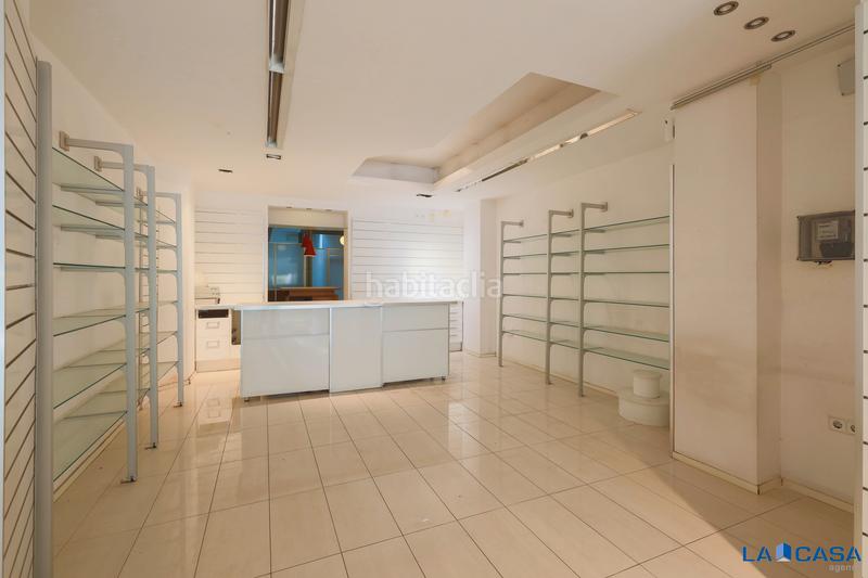 Foto f19bb113-8143-438a-8202-4e223491453f. Local comercial a La Bordeta Barcelona