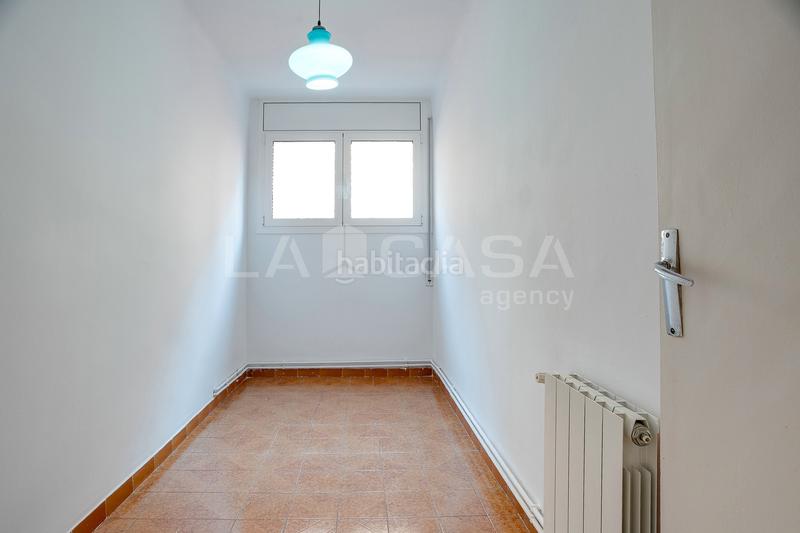 Foto 241080aa-376d-4449-98e2-bbe4e8a8544a. Piso  camí de la verneda, en La Verneda - La Pau Barcelona