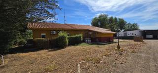 Casale in Argamasilla de Calatrava. Oportunidad única finca con vivienda y núcleo zoológico entre pu
