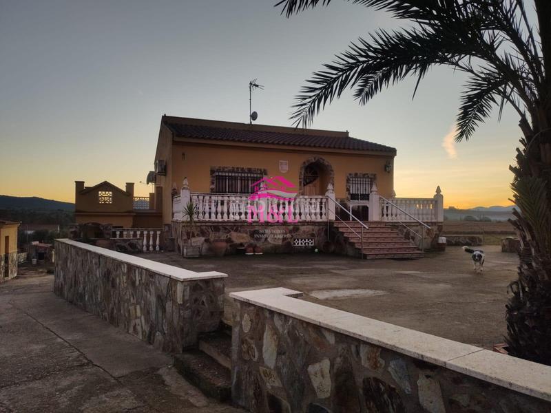 Foto de49b8d2-37c6-40dc-bdae-e73350557ba8. Chalet  en Don Álvaro