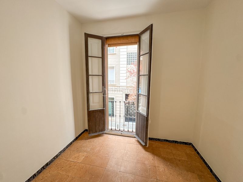 Foto f06b3c94-f96c-4bbf-b565-cc933ab4b169. Pis a Sants Barcelona