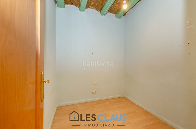 Foto a9a7e7e1-2f58-4af7-84f2-b8ebd0182813. Piso en Sants Barcelona