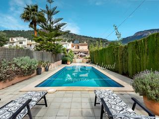 Casa  N/a. Típica casa de pueblo con gran patio y piscina en venta en alaró