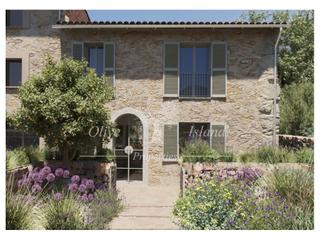 Casa  N/a. Encantadora casa de pueblo de 1 dormitorio para restaurar con li