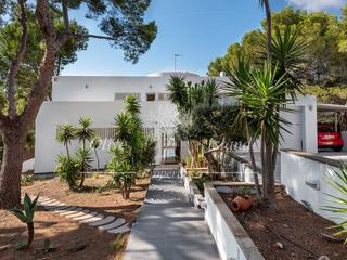 Casa a Calle hercules 28. Villa de diseo de 4 dormitorios en primera lnea de mar con imp