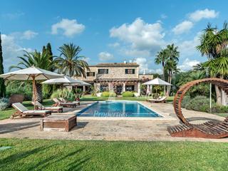Casa  N/a. Maravillosa villa rstica con jardines, piscina y casita de invi