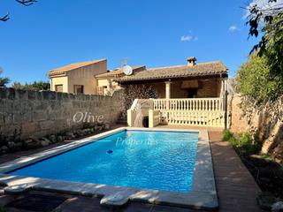 House  N/a. Encantadora casa de pueblo con piscina