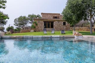 Xalet a Centro. A la venta preciosa finca con piscina y con licencia de alquiler