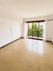Piso en Pere Garau. Luminoso piso de 3 dormitorios con ascensor y vistas a la plaza