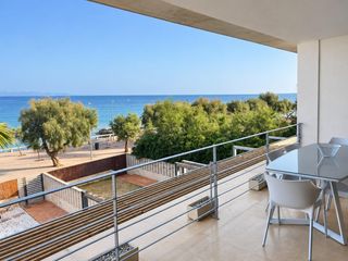 Rent Penthouse in Colònia de Sant Pere. Amplio y luminoso apartamento en primera línea de mar, dos terra