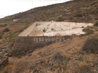 Finca rústica en Guía de Isora Interior. Venta terreno rústico de 14.472 m2 con tanque de agua y huertas