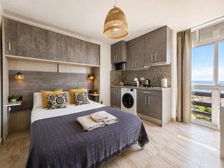 Estudi  Calle de las naciones. Estudio reformado en planta 11 con vistas al mar, piscina y lice