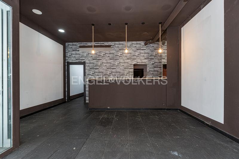 Foto e933539a-9f08-4d1d-a03b-ed2361a8fcd1. Alquiler local comercial  con gran vidriera en alquiler en calle virgen del carmen en Donostia - San Sebastián
