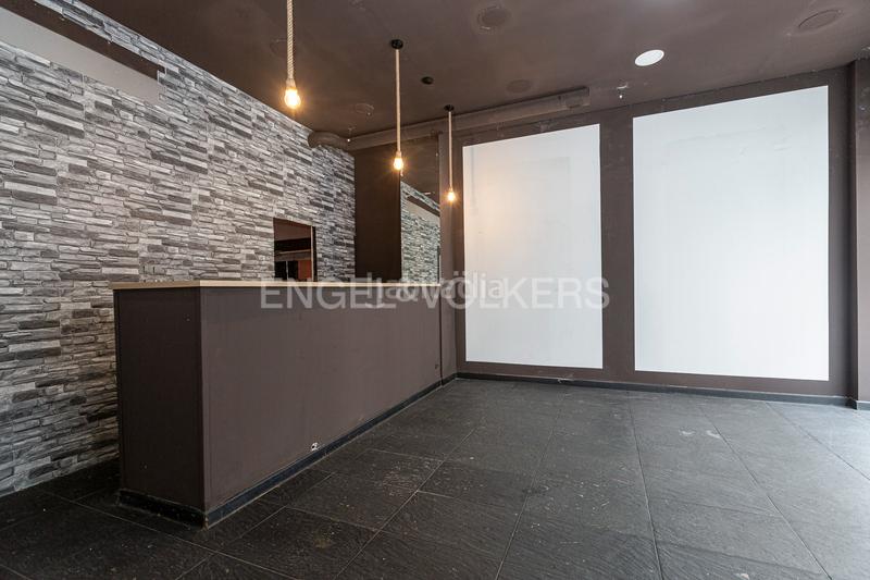 Foto f331e445-fb3c-49e6-b131-47cc9f9f49c8. Alquiler local comercial  con gran vidriera en alquiler en calle virgen del carmen en Donostia - San Sebastián