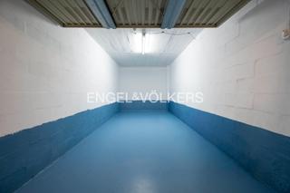 Parking coche  De aduna plaza. Garaje cerrado para coche grande en plena propiedad.