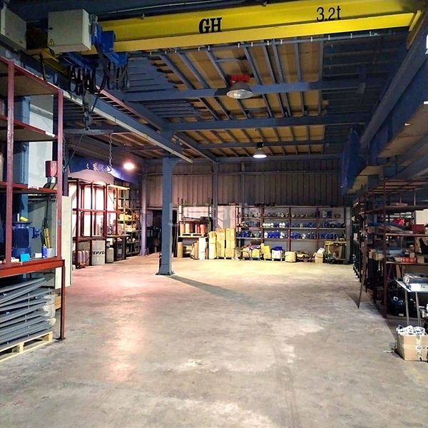 Foto 7bf699e0-2fee-460d-8955-54fdc3b3b37b. Industrial building in avenida primero de mayo 19 in Santander