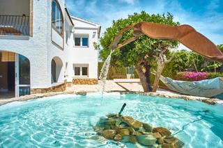 Edificio  Camí de la fontana. Boutique hotel en pleno funcionamiento