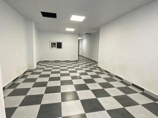 Lloguer Local Comercial a Montcada Centre - La Ribera. Local con entrada para furgoneta