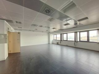 Location Bureau à Avenida de fuentemar 20. Oficina en alquiler, diáfna, para entrar en coslada a 9 min aero