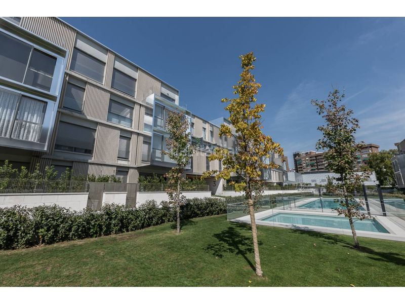 Foto 3542c113-9a5a-4e65-80b5-3d2bfd2d9673. Lloguer pis amb calefacció aparcament piscina a Adelfas Madrid