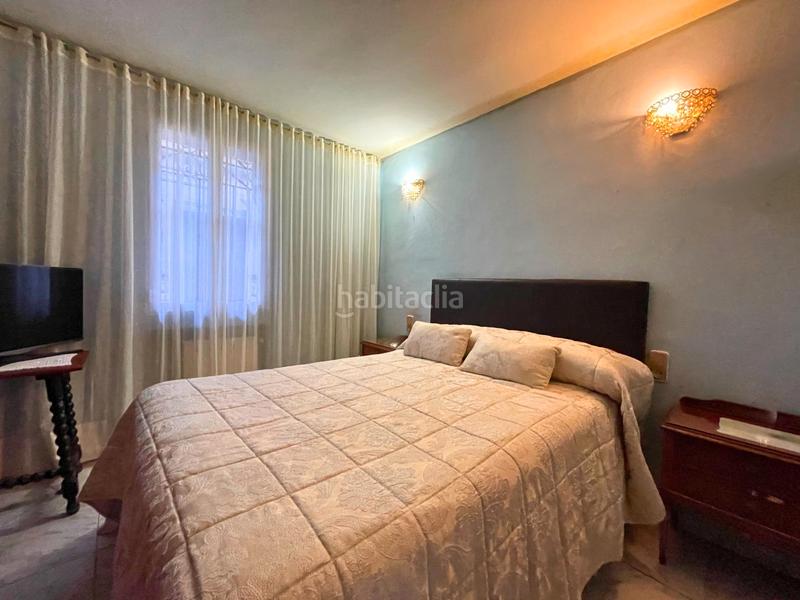 Foto c695741e-b2c5-4e1a-8ccf-99eb44b00435. Chalet casa de esquina en una sola planta con gran jardín en Chinchón