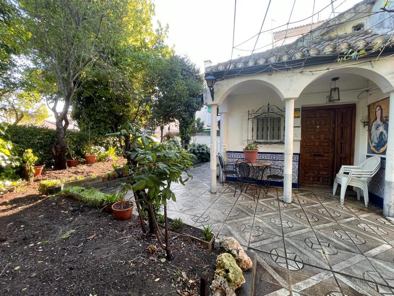 Foto cc39ca0b-05c2-4243-89fd-08e1a653c81e. Chalet casa de esquina en una sola planta con gran jardín en Chinchón