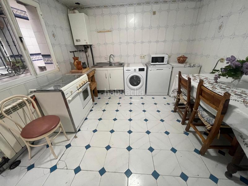 Foto d8507b00-5d8a-4d59-b51a-23b79101e584. Chalet casa de esquina en una sola planta con gran jardín en Chinchón