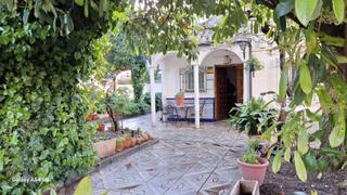 Chalet en Chinchón. Casa de esquina en una sola planta con gran jardín en chinchón