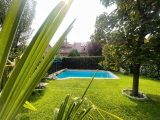 Casa adossada a Centro. Adosado de esquina con piscina privada, buhardilla y jardín en p