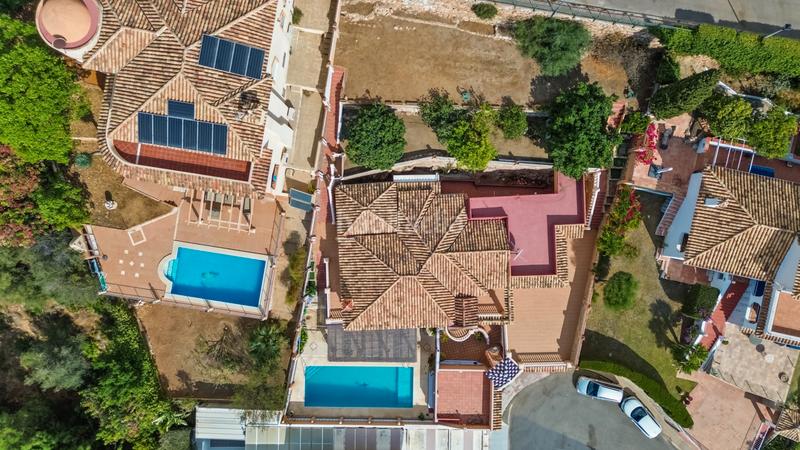 Foto 760e9b68-8b65-45b5-a5ca-bf7130605188. Casa ubicación privilegiada pueblo – villa con gran otencial y piscina privada en Benalmádena