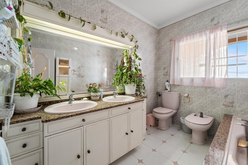 Foto 9c0d3743-0bfe-4be6-af3d-3b811695cf7e. Casa ubicación privilegiada pueblo – villa con gran otencial y piscina privada en Benalmádena