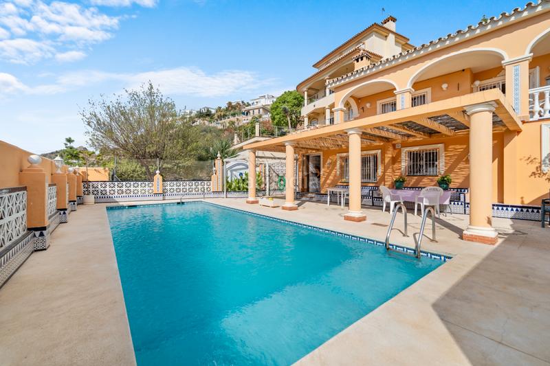 Foto b795c5dd-e020-4354-8abe-695754ec27bc. Casa ubicación privilegiada pueblo – villa con gran otencial y piscina privada en Benalmádena