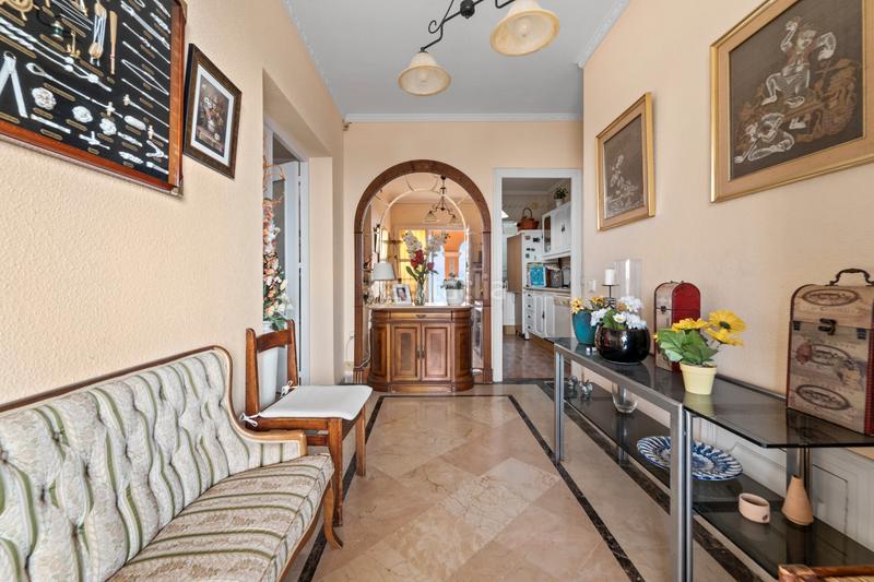 Foto d53fc4d9-d007-41f9-a299-518cbd7aa710. Casa ubicación privilegiada pueblo – villa con gran otencial y piscina privada en Benalmádena