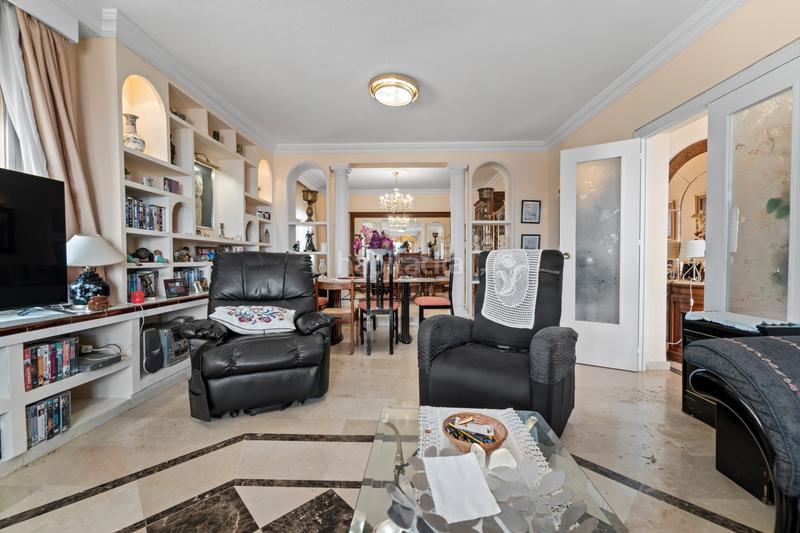 Foto e1e0d6f4-e975-4768-b496-ad8a5fffeba5. Casa ubicación privilegiada pueblo – villa con gran otencial y piscina privada en Benalmádena