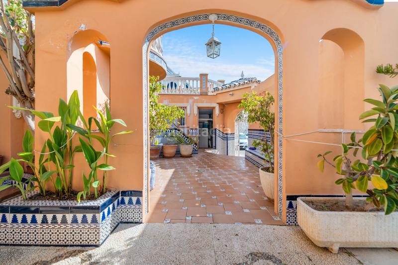 Foto ffc9660d-07c6-48d2-9c95-fb75881b4e30. Casa ubicación privilegiada pueblo – villa con gran otencial y piscina privada en Benalmádena