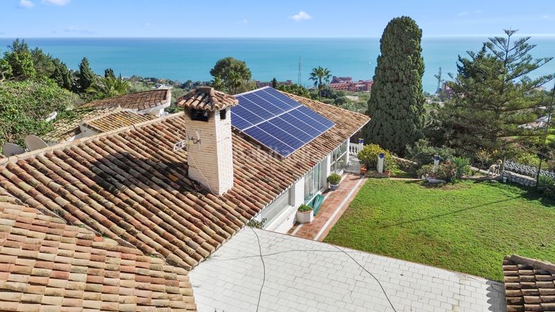 Foto 0a2a0d2b-8ab7-495f-97ce-ea0dd7bb8c84. Casa amb xemeneia aparcament piscina a La Capellanía - El Higuerón Benalmádena