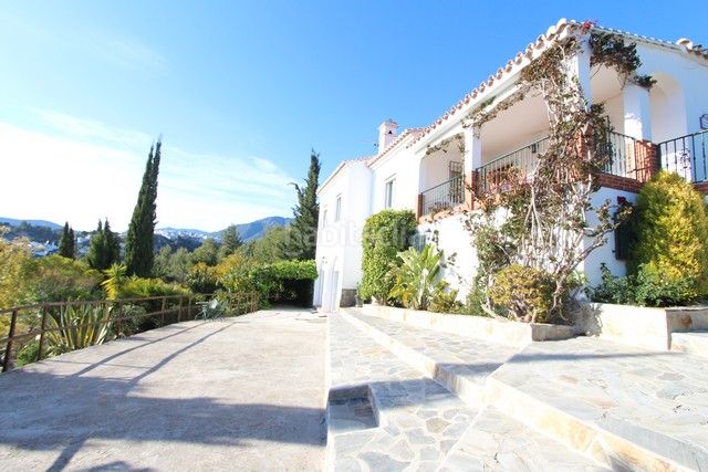Foto 5b5b544e-90a1-4a9b-91bf-16d8488cdc0c. Casa amb xemeneia aparcament piscina a Frigiliana