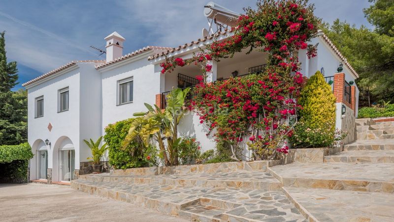 Foto a529cdd3-83e3-4d84-9cbe-82dcf7778271. Casa amb xemeneia aparcament piscina a Frigiliana