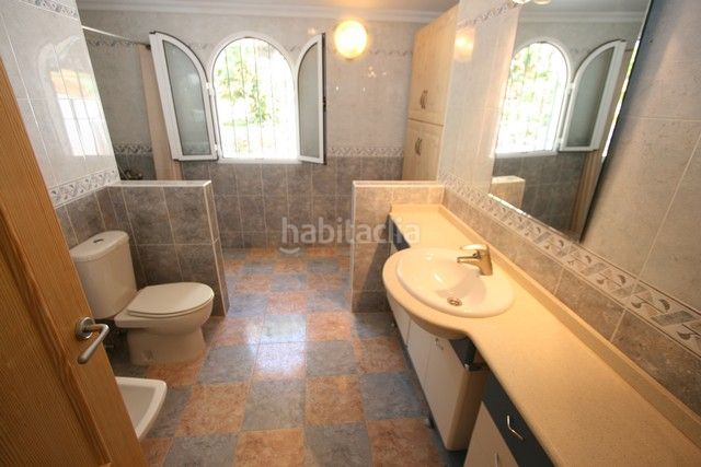 Foto c105e55f-4f76-4eb8-a5c4-3e9ded7f0275. Casa amb xemeneia aparcament piscina a Frigiliana