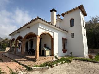Xalet a Canillas de Aceituno. Chalet independiente en parcela de 3000m2