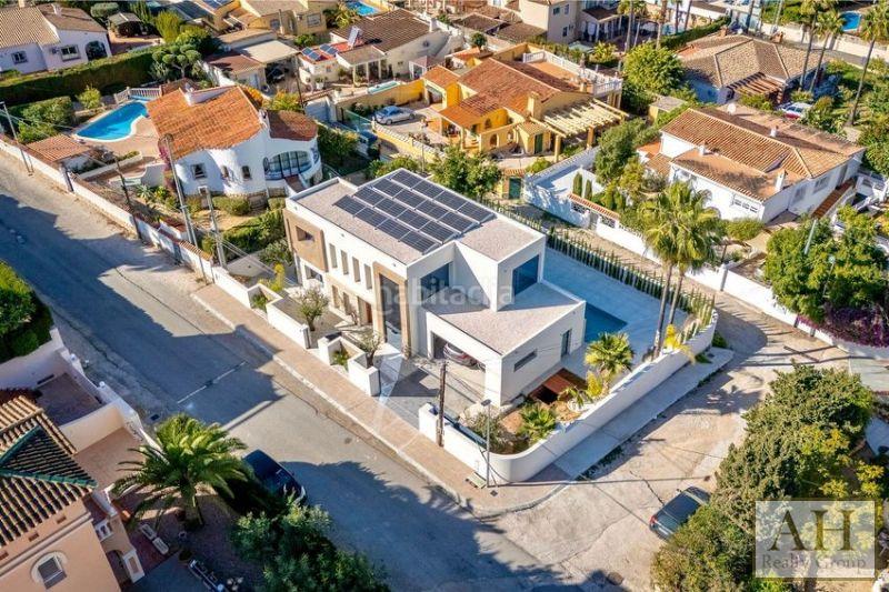 Foto 6b25e1b1-4552-493a-b077-32b465abba63. Casa con parcheggio in L´Albir Alfàs del Pi (l´)