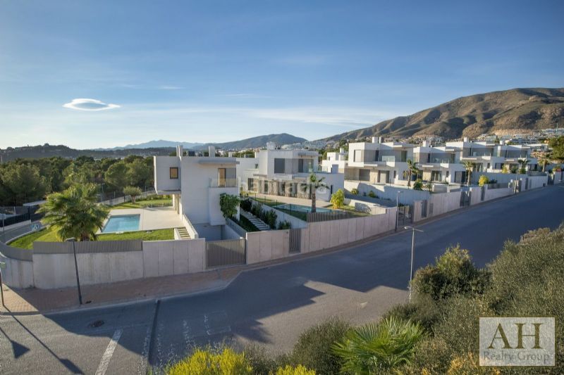Foto c43ffb3a-0b42-4520-9dc1-14cd33125c69. Casa amb aparcament a Golf Bahía Finestrat