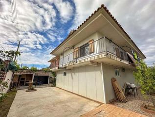 Chalet en Carrer del bacadell 42. Casa ideal para familia y cuenta con la planta baja loft
