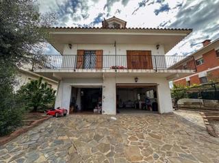 Xalet a Carrer del bacadell 42. Casa ideal para familia y cuenta con la planta baja loft
