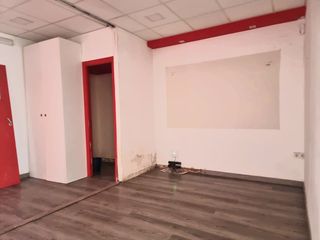 Local Comercial  Carrer d'ausiàs march. Se vende local de 35 m² en zona residencial – santa perpètua de
