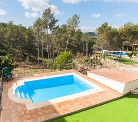 Chalet  Carrer de la xixella. Casa- chalet reformada con gran jardín, piscina y licencia turís