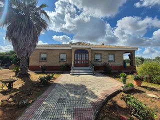 Chalet in Carmona. Casa o chalet independiente en venta en carmona