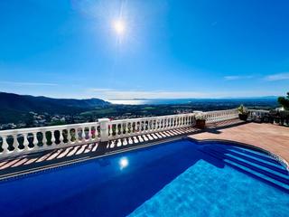 Casa  Alemria. En venta  magnífica casa con piscina y vistas panorámicas a la b