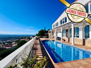 House  Alemria. En venta  magnfica casa con piscina y vistas panormicas a la b